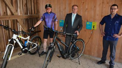 Bild: jr
Im Hof des Konnersreuther Gasthauses „Kouh-Lenzen“ befinden sich jetzt zwei Ladestationen für E-Bikes. Die Marktgemeinde übernahm 50 Prozent der Kosten. Im Bild (von rechts) Gastwirt Andreas Neumann, Bürgermeister Max Bindl und Pechbrunns Rathauschef Ernst Neumann, der zufällig vorbei kam und zu den ersten Nutzern des neuen Angebots zählt.