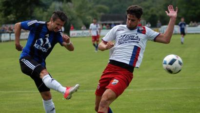 Bild: Dietl, Norbert [OTR]
Michael Riester schießt auf das Sulzbacher Tor. Der Weidener "Oldie" traf während der 120 Minuten zweimal ins gegnerische Gehäuse, um dann im fälligen Elfmeterschießen aber das Leder am Tor vorbeizusetzen.