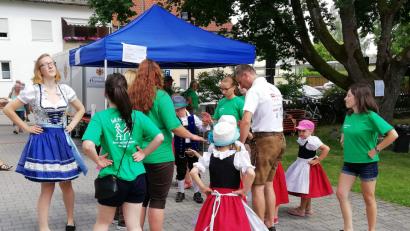 Bild: u
Das Gartenfest des Heimat- und Trachtenvereins wird in die Vereins-Chronik eingehen. Nach den Tanzdarbietungen von Klein und Groß bereitet ein Unwetter, wie es Hirschau noch nicht gesehen hat, dem Fest ein jähes Ende.