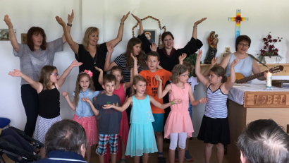 Bild: le
Die Kinder tanzen und singen für die Senioren und überreichen eine Spende.