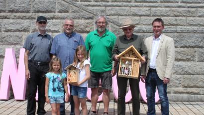 Bild: Hans Prem
Jana Horn (SG Ebelsbach) gehörte gemeinsam mit Lukas Schmidberger (SG Schwarzenfeld, nicht im Bild) zu den jüngsten Teilnehmer, Manfred Hess (83 Jahre, SG Ebelsbach, Zweiter von rechts) war mit 83 Jahren der älteste Teilnehmer. Mit 29 Mitgliedern wurde zudem die SG Ebelsbach vom LOandesvorsitzenden Siegmund Schauer (hinten, Zweiter von links) und Vorsitzendem Arthur Weber (hinten Mitte) als stärkste Gruppe in Neustadt geehrt. Rechts im Bild SPD-Stadtrat Wolfgang Schwarz.