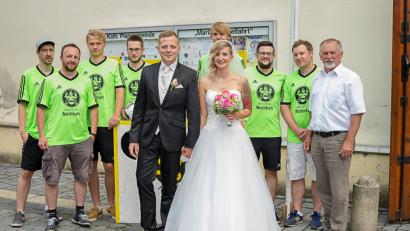 Bild: fpoz
Die Fußball-Freunde vom SV Poppenreuth ließen das Brautpaar hochleben.