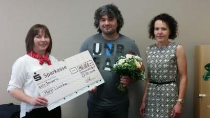 Bild: exb
Kundenberaterin Johanna Scharf, Gewinner Mario Lischka und die  stellvertretende Gebietsdirektorin Gabriele Elsner (von links).