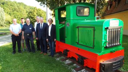 Bild: e
Über den neuen Blickfang vor dem Kulturschloss Theuern freuen sich (von rechts) Museumsleiter Michael Ritz, Landrat Richard Reisinger sowie (von links) 2. Vorsitzender der AKB, Matthias Gruschwitz und Vereinsmitglieder.