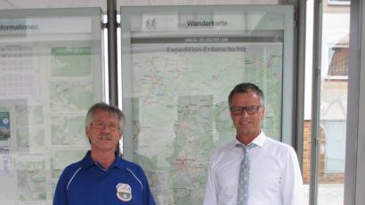 Bild: fg
Bürgermeister Hermann Falk (rechts) begrüßt mit Manfred Kindzorra einen Experten für die Betreung der Hirschauer Wanderwege.