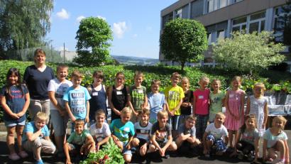 Bild: njn
Die Schüler der dritten Klasse mit ihrer Ernte. Auf dem Bild (zweite von links) Elisabeth Prölß vom Amt für Ernährung, Landwirtschaft und Forsten.