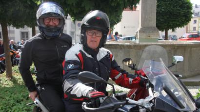 Bild: kro
Pater Otto Grillmeier und sein Sozius, Stadtpfarrer Thomas Vogl, bei der Rundfahrt