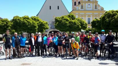 Bild: exb
Am Platz vor Gnadenkapelle und Basilika in Altötting stellte sich die Radfahrergruppe mit Pfarrer Richard Salzl (Sechster von links) zum Erinnerungsfoto auf.