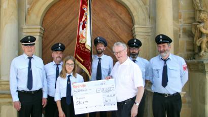 Bild: sön
An Pfarrer Pater Hermann Sturm (Dritter von rechts) übergeben im Namen der Freuerwehr Thanheim Vorsitzender Achim Hantke mit Jürgen Hofmeister, Eva Hofmeister, Andreas Schoppe, Bernhard Geck und Peter Schart einen Spendenscheck über 2000 Euro für die Renovierung der Ensdorfer Pfarrkirche. Bild: sön
