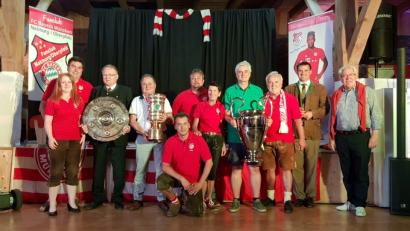 Bild: exb
Mitglieder der Vorstandschaft und die anwesenden Ehrenmitglieder begrüßten mit Mohammad Nahkostin aus Weiden das 5600. Mitglied im Fanclub. Das Bild zeigt (von links) Sabrina Kreuzer. Burkhard Simon, Heinz Pirzer, Mohammad Nahkostin, Konrad Baumann, Michael Babl, Veronika Hofmann, Bernhard Hass, Bernd Hofmann, Landrat Thomas Ebeling und Hausherr Graf Beissl von Gymnich.