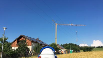 Bild: gsb
Der Wind dreht in Edeldorf den Kran immer wieder in die Mittelspannungsleitung.