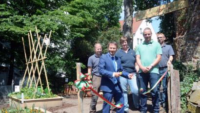 Bild: Schönberger, Gabi [gsb] (gabriele.schoenberger@oberpfalzmedien.de)
Seit Dienstag hat der "Städtische Garten" offiziell geöffnet. Stefan Dürgner, Bürgermeister Jens Meyer, Christine Egeter, Bauhof-Chef Björn Scheffczyk und Thomas Huber (von links) geben die Nutzung frei.