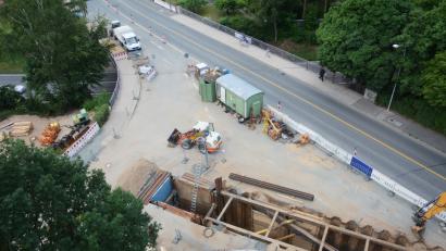 Bild: Gabi Schönberger
Nach dem ursprünglichen Zeitplan müsste seit 4. Mai diese Kanalbaustelle am Hammerweg abgeschlossen sein. Nun sollen sich die Verkehrsteilnehmer weitere vier Wochen gedulden und die Umleitungen nutzen.