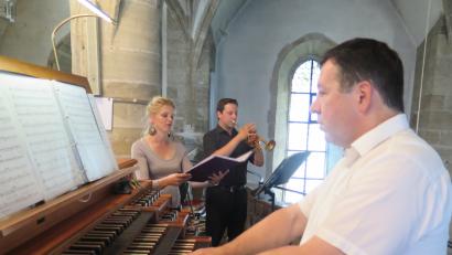 Bild: jzk
Regionalkantor Stephan Merkes begleitete die Sopranistin Nina Fuchs und den Trompeter Renè Pascal Bauer beim Jubiläumskonzert „20 Jahre Sandtner-Orgel“.