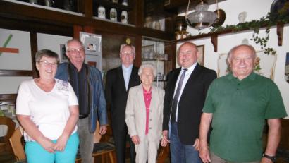 Bild: mma
Anna Ritter, die Seniorchefin des Gasthauses Ritter feiert ihren 90. Geburtstag „in alter Frische“ mit Vertretern der Vereine, der Pfarrei und der Gemeinde.