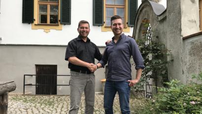 Bild: Eichl, Gabi [eig] (g.eichl@mac.com)
Bürgermeister Rainer Rewitzer (links) dankt Christoph Baierl für einen neuen Baustein zur Klostersanierung.