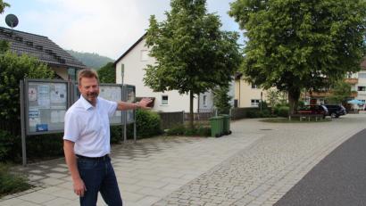 Bild: Ina Grosser
"Hier werden die Schulbusse halten", sagt Bürgermeister Alwin Märkl. Und zwar morgens und auch mittags.