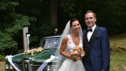 Bild: Gradl, Renate [RGR]
Die Grafenwöhrer Stephanie und Matthias Plankl haben in der Maria-Hilf-Kirche am Annaberg "JA" gesagt. Anschließend ging es mit dem Oldtimer-Auto zum Feiern nach Weiden.