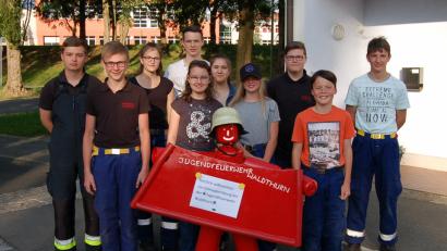Bild: fla
Viel Spaß hatten die Jugendlichen bei der Schnupperübung der Waldthurner Feuerwehr. Den ersten "Einsatz" hatte auch "Flori" - der neue "Werbeträger" der Feuerwehr .