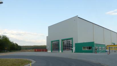 Bild: Völkl
Die Schwandner Logistik- und Transport GmbH  will erweitern. Neben der bestehenden Schwerlasthalle entsteht links  ein weiterer Komplex.