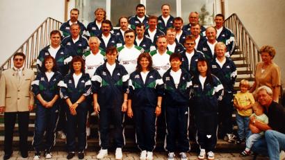 Bild: Kreuzer, Rita [ZER]
Zum 30.Jubiläum führte den Sportkegelklub (SKK) der 1. Vorsitzende Gerhard Meier (links vorne). Fünf Teams gingen an den Start. Auch die Fahnenweihe fand nach drei Jahrzehnten statt. Bild: zer