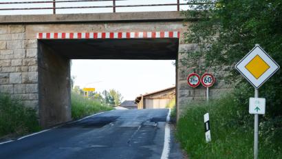Bild: Schmola, Werner
Schon seit vielen Jahren ist die zu niedrige Brücke am Knotenpunkt B22 / NEW25 bei Kirchendemenreuth ein Problem nicht nur für Landwirte. Nun wird sie abgerissen und erneuert. Dabei werden die Straßenanschlüsse ebenfalls neu gestaltet. Bild: sm