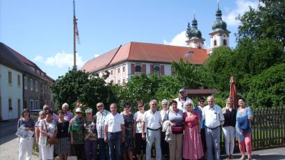 Bild: bjp
Speinsharts fast 1000-jährige Geschichte lässt  Barbara Müller (links) bei einer Orts- und Kirchenführung lebendig werden. Zehnter und Zwölfte von links: die Bürgermeister Werner Walberer und Marianna Vincze.