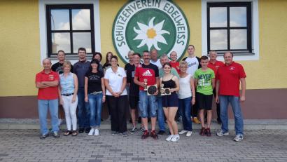 Bild: Neumann, Jochen [NJN]
Die Fanclub-Mitglieder entpuppten sich als gute Schützen. Die Besten waren Klaus Rahn (zehnter von rechts) und Selina Deubzer (siebte von rechts). Mit auf dem Bild Edelweiß-Schützenmeister Bernhard Wenning (rechts).