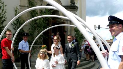 Bild: kzr
Die  Feuerwehr steht mit einem Reifenring Spalier.