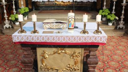 Bild: rpp
Die Pilgerkerze auf dem Altar.