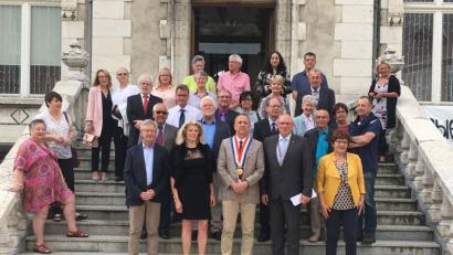 Bild: exb
Auf der Freitreppe des Rathauses stellten sich die Bürgermeister und Stadträte der Partnerstädte sowie die Mitglieder der Partnerschaftskomitees und der Delegation aus Marktredwitz vor dem Festakt zum 35-jährigen Bestehen der Städtepartnerschaft zum Erinnerungsbild.