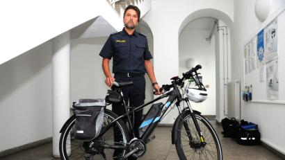 Bild: Gebhardt
Polizeihauptkommissar Peter Krämer mit einem teuren E-Bike-Fundrad. Viele Besitzer melden den Verlust ihres Rades aber gar nicht.