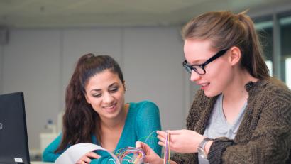 Bild: exb
Foto (Quelle: Kompetenzzentrum Technik-Diversity-Chancengleichheit e.V. | Ort: zdi-Schülerlabor coolMINT.paderborn): 
Das MINT-Mädchen-Projekt richtet sich an Schülerinnen mit MINT-Interesse.