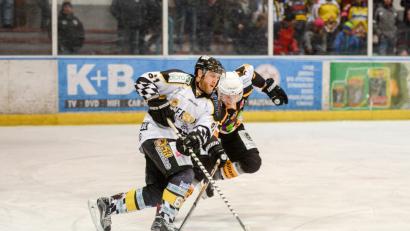 Bild: Brückmann (brü), Andreas [BRÜ] (mail@andreasbrueckmann.de)
Nach einem Jahr Pause stürmt Florian Wrobel (links) in der kommenden Saison wieder für den ERSC Amberg. Der 35-Jährige wird beim Eishockey-Landesligisten zudem in die Jugendarbeit miteingebunden.