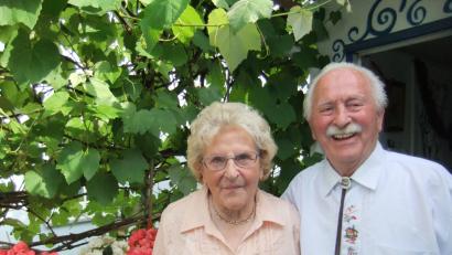Bild: gm
Jubilarin Waltraud Pilkahn mit Gatten Hans-Günther beim Erinnerungsfoto anlässlich ihres 90. Geburtstags.