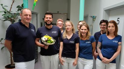 Bild: do
Die Schutz- und Sorgekultur für Schwerstkranke durch palliative Maßnahmen gehört nun ganz offiziell zum Behandlungsspektrum von Dr. Sebastian Knoll (Zweiter von links). Mit Urkunde vom 15. Mai 2018 erhielt der Eschenbacher Allgemeinmediziner von der Bayerischen Landesärztekammer die Anerkennung als Palliativmediziner. Erste Gratulanten waren Kollege Dr. Thomas Arnold (links) und das Personal der Gemeinschaftspraxis.