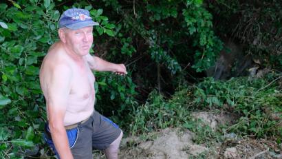 Bild: do
Der beim Fronleichnam-Unwetter hauptleidtragende Josef Stopfer sprach sich vor Ort für eine Reduzierung des Regenwasserabflusses aus und plädierte für ein Staubecken südlich der Staatsstraße in Richtung Truppenübungsplatz.  Rückstaufläche sei genügend vorhanden, bemerkte Stopfer.
