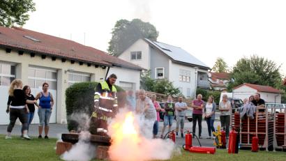 Bild: Neumann, Jochen [NJN]
Beim Löschen legten die BRK-Mitglieder selbst Hand an. Mit auf dem Bild Feuerwehrkommandant Bernhard Schmidt.