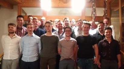 Bild: ac
Der Meistermannschaft des SSV Paulsdorf gratuliert Bürgermeister Alwin Märkl (hinten rechs).