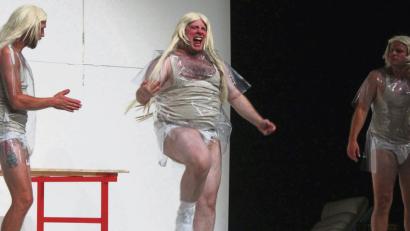 Bild: Holger Stiegler
Das Landestheater Schwaben bringt Franz Kafka auf die Bühne – die meisten Zuschauer in der Max-Reger-Halle sind begeistert.  	Bild: Stiegler