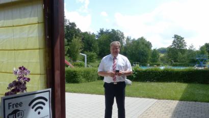 Bild: jp
Bürgermeister Stefan Braun freute sich über den kostenlosen WLAN-Hotspot im Kastler Freibad und probierte die Internetverbindung gleich aus.