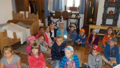 Bild: Neumann, Jochen [NJN] (jochen.neumann@erbendorf.de)
Gespannt verfolgten die Vorschulkinder des St. Elisabeth-Kindergartens im Heimat- und Bergbaumuseum die Ausführungen von Museumsleiter Manfred Klöble.