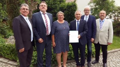 Bild: exb
Der leitende Baudirektor des Amtes für Ländliche Entwicklung Oberpfalz, Thomas Gollwitzer (Dritter von rechts), übergab den AOVE-Verantwortlichen, den Bürgermeistern Norbert Bücherl und Hans-Martin Schertl, Geschäftsführerin Waltraud Lobenhofer sowie den Bürgermeistern Bernhard Lindner und Peter Dotzler den Förderbescheid.