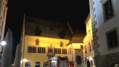 Bild: Auer, Alexander
Ein großes Feuerwehrfahrzeug steht vor dem alten Rathaus in der Regensburger Altstadt.