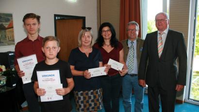 Bild: wro
Am Plakatwettbewerb der Schulen beteiligten sich rund 300 junge Künstler. Den ersten Preis erhielt Samuel Ahl, Dritter wurde Marvin Ponath (von links).   Volker Liedtke (rechts) und Bürgermeister Toni Dutz gratulierten. Für die Schule nahmen Inge Dick und Andrea Schiml (Dritte und Vierte von links)   Geldpreise entgegen.