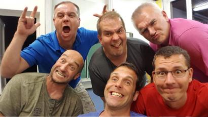 Bild: den
SING OUT sind Johannes Gr&uuml;nbauer und Gregor Schraml (Tenor), Rudi Kreuzer (Lead Vocals, musikalische Leitung), Armin Steinhauser (Bariton), Markus Schuller (Beatbox) und Uli Roth (Bass).