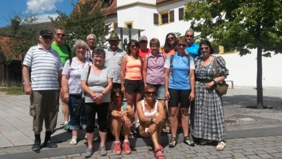 Bild: jow
Die Lintacher Radltruppe vor der historischen Münzprägestation mit Stadtführerin Maria Nässl (rechts) und Vorsitzendem Hans Schwarz (Mitte mit Hut).