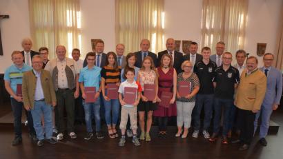 Bild: jr
Zwölf Einzelsportler und vier Sportfunktionäre erhielten am Montagabend Auszeichnungen von Landrat Wolfgang Lippert (2. von links) überreicht,. Den Sportlern gratulierten auch die Bürgermeister aus den jeweiligen Kommunen.