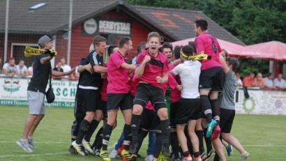 Bild: Gebert, Rudolf
Jubel beim FC Tirschenreuth: Mit dem 6:5-Sieg nach Elfmeterschießen gegen den FC Trogen schafften die Kreisstädter den Klassenerhalt in der Bezirksliga Oberfranken Ost.