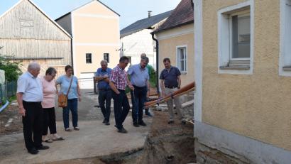 Bild: bnr
Das alte Schulhaus wird grundlegend saniert. Der Gemeinderat machte sich ein Bild vom Baufortschritt.